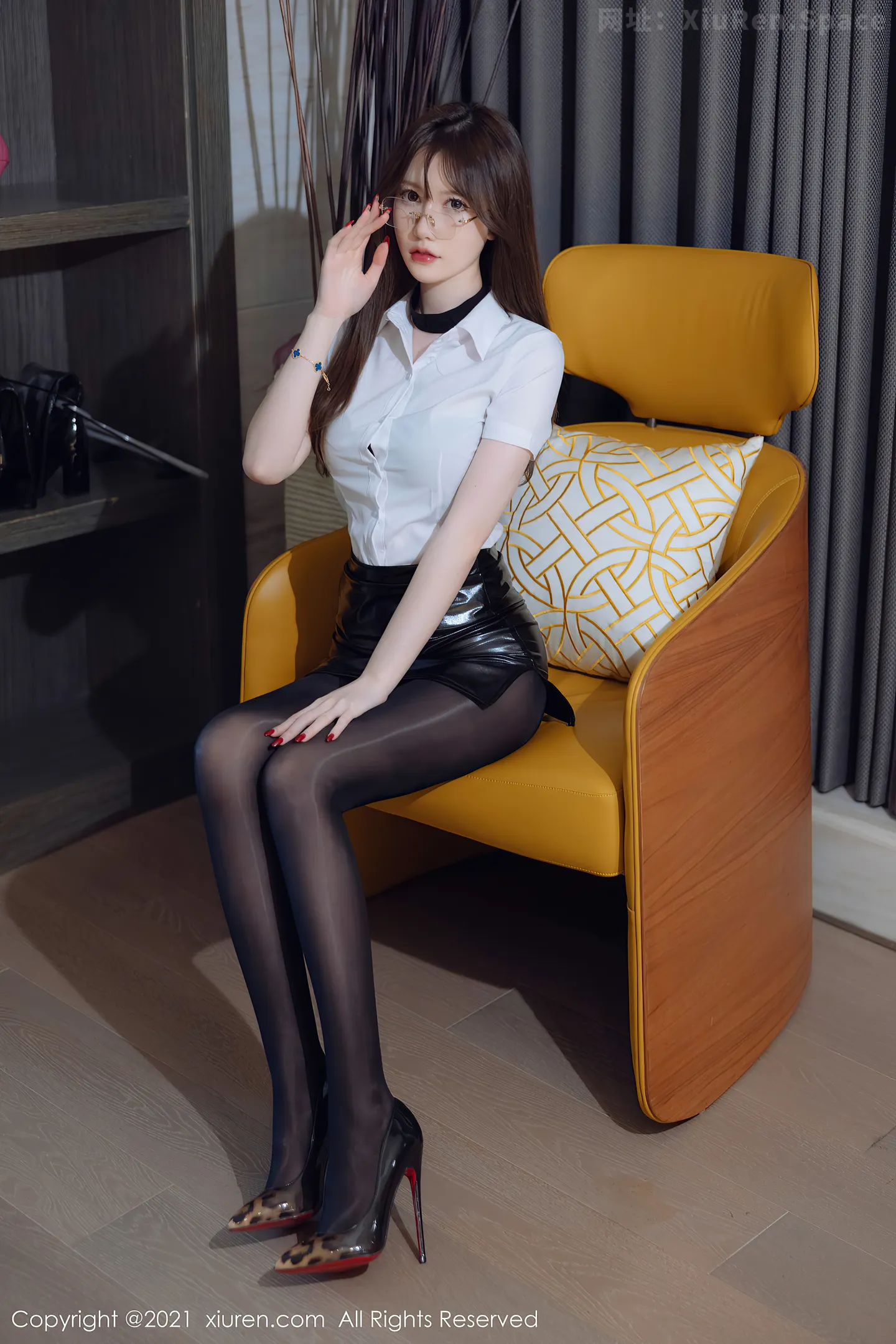 图片[3]-[XiuRen秀人网]VOL.4395 模特美桃酱脱白T黑色皮裙露精致黑色内衣秀完美身材诱惑写真50P-秀人网官方网站